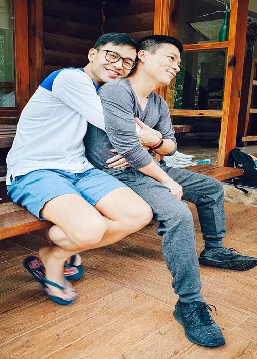 Adrian Anh Tuấn (phải) là thiết kế tài năng của Việt Nam còn Sơn Đoàn là một doanh nhân Việt kiều thành đạt. Ảnh: FB Sơn Đoàn