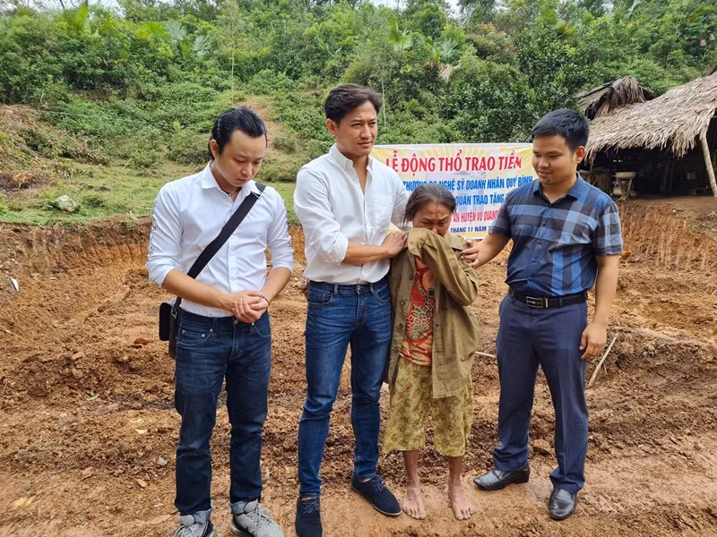 Quý Bình cho biết: “Tôi là người trực tiếp đứng ra tổ chức chương trình Gánh yêu thương kêu gọi quyên góp ủng hộ đồng bào miền Trung trong đợt lũ lụt năm 2020. Và chính tôi đã cùng đại diện cơ quan báo đài, đồng nghiệp… trực tiếp đến trao tận tay bà con nghèo tại Nghệ An, Hà Tĩnh ,… số tiền quyên góp được (có sự tham dự của chính quyền sở tại) để giúp bà con xây lại nhà và cải thiện cuộc sống. Mọi hoạt động tôi đều đã công bố cụ thể vào thời điểm đó. Nay, tôi tha thiết mong cầu cơ quan chức năng có thẩm quyền giúp tôi, sớm tiến hành xác minh việc quyên góp từ thiện của cá nhân tôi trong thời gian đó, để có câu trả lời cho những nhà hảo tâm đã đồng hành cùng tôi trong chương trình về việc tôi có tên trong danh sách này”. Ảnh: FB Quý Bình