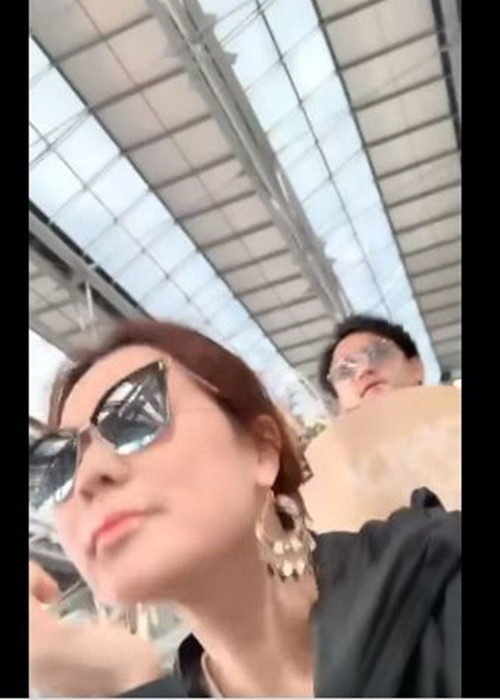 Cách đây ít ngày, Ngọc Tiền đáp chuyến bay từ Phú Quốc về Sài Gòn. Ra sân bay, Quý Bình mang theo hoa và quà mừng ngày gặp lại vợ. Ảnh chụp màn hình