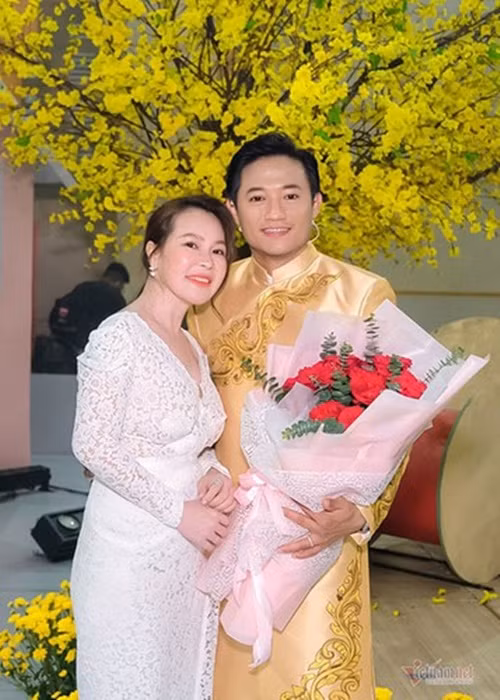 Ngoài ra, Quý Bình còn gọi video call cho bà xã để trực tiếp hát mừng sinh nhật. Ảnh: Vietnamnet