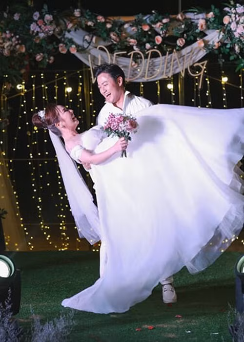 Ngày 23/12/2020, vợ chồng Quý Bình mở tiệc báo hỷ tại Phú Quốc. Đây là nơi tình yêu của hai người bắt đầu. Ảnh: Người lao động