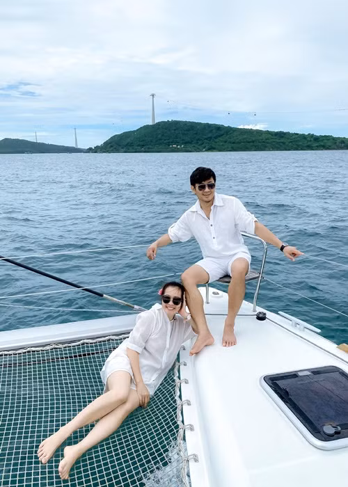 Bà xã của Quý Bình chia sẻ trên Dân Việt: “Thấy chồng vất vả với công việc tôi càng thấy thương nhiều hơn. Cơ hội trong nghề đâu phải lúc nào cũng đến. Anh có những dự án, hợp đồng phim tôi càng mừng cho anh chứ không nghĩ phải tủi thân hay ghen tuông”. Ảnh: FB Ngọc Tiền