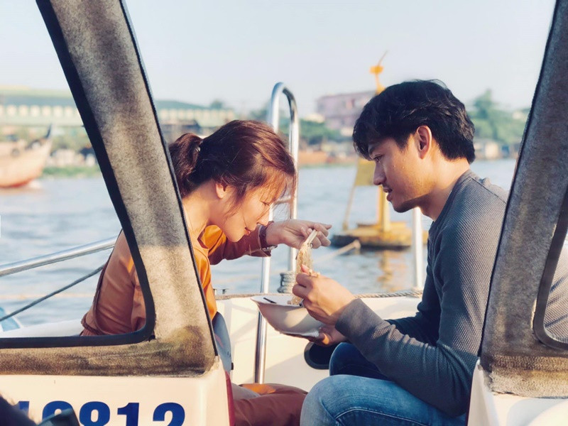 Quý Bình tiết lộ, sau một ngày làm việc mệt nhọc, vợ chồng anh thường cùng tìm niềm vui chăm sóc cây cảnh, vườn tược hay vào bếp nấu ăn. Ảnh: FB Ngọc Tiền