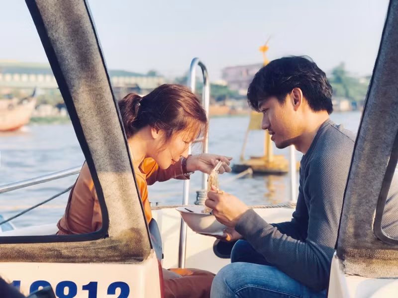 Quý Bình tiết lộ, sau một ngày làm việc mệt nhọc, vợ chồng anh thường cùng tìm niềm vui chăm sóc cây cảnh, vườn tược hay vào bếp nấu ăn. Ảnh: FB Ngọc Tiền