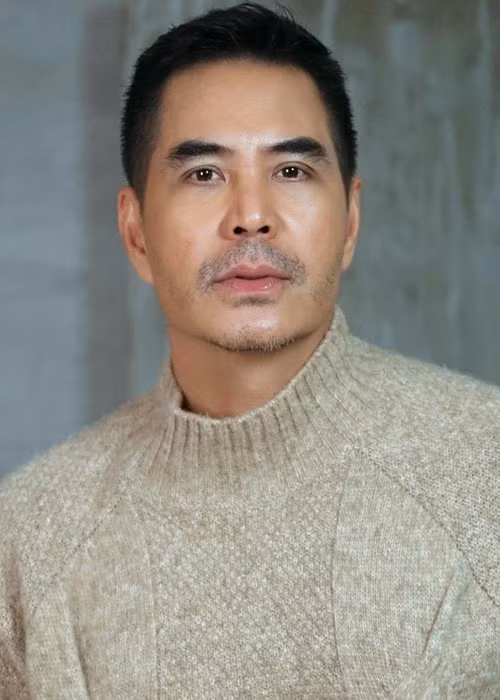 Do kín tiếng, nam diễn viên không hé lộ chân dung lẫn danh tính bạn gái.