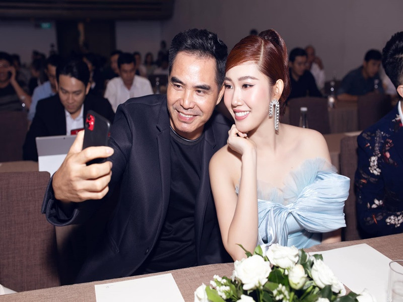 Trung Dũng từng bị đồn phim giả tình thật với nữ diễn viên Thúy Ngân khi đóng “Gạo nếp gạo tẻ”. Nhiều người cho rằng hai diễn viên có tình ý từ chi tiết Trung Dũng và Thúy Ngân ngủ cùng phòng, rồi hẹn hò đi ăn tối với nhau.