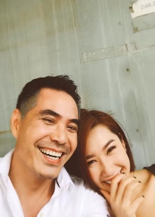 Trung Dũng cho biết, trong quá trình đóng phim, anh chăm sóc Thúy Ngân như anh em thân thiết. Việc này hoàn toàn tự nhiên vì trên phim trường, anh thương Thúy Ngân nhất, chứ không phải tạo cảm giác gần gũi để đóng phim.