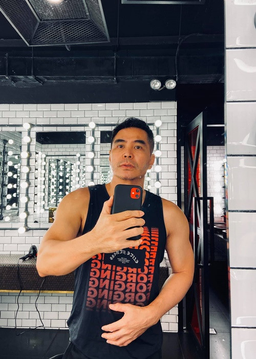 Trung Dũng còn tiết lộ vợ là fan của anh và chuyện có con là ngoài ý muốn. Hàng năm nam diễn viên qua Mỹ hai lần cùng vợ con.