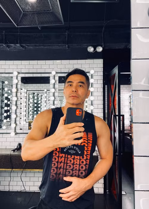 Trung Dũng còn tiết lộ vợ là fan của anh và chuyện có con là ngoài ý muốn. Hàng năm nam diễn viên qua Mỹ hai lần cùng vợ con.