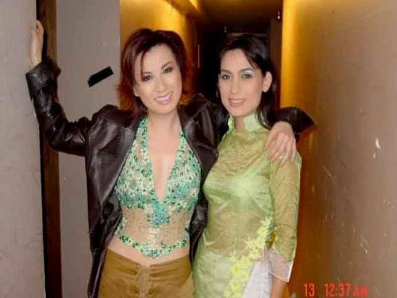 Trizzie Phương Trinh cũng liên tục chia sẻ về Phi Nhung. Mới đây, nữ ca sĩ đăng tải hình ảnh cũ bên Phi Nhung. Cô nghẹn ngào: “Cuối cùng thì chị cũng đã được nhìn mặt em lần cuối qua màn hình. Chị đã đưa tay sờ lên má em, em của chị vẫn đẹp lắm, như đang nằm ngủ một giấc ngủ dài. Chị đã nhủ lòng là không khóc nữa để em đi cho thanh thản nhưng sao nước mắt lại cứ rơi”. Ảnh: FB Trizzie Phương Trinh