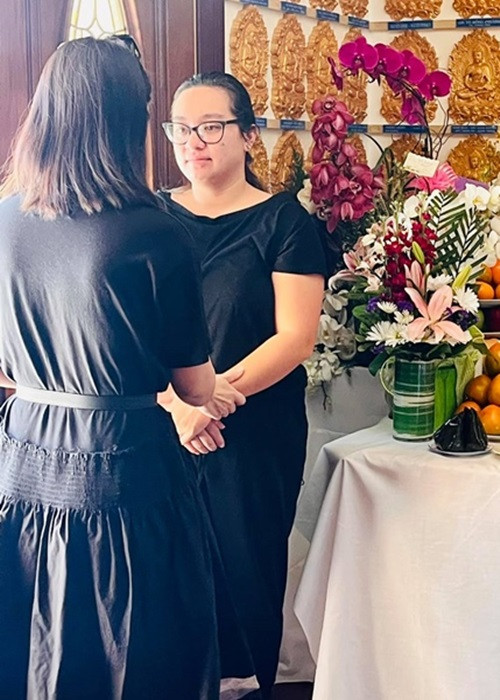 Wendy xuất hiện với gương mặt đượm buồn khi đồng nghiệp tại Mỹ của Phi Nhung đến viếng. Ảnh: Dân Việt