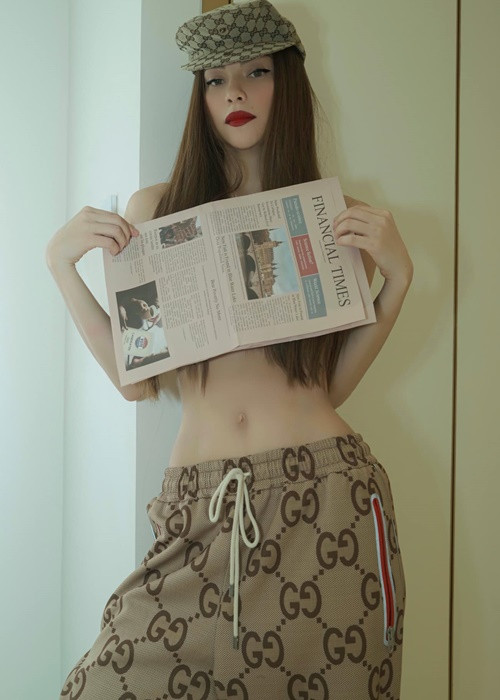  Hồ Ngọc Hà gây chú ý khi chia sẻ hình ảnh lấy báo che vòng 1, khoe bụng phẳng lỳ. Nhiều người khen ngợi vóc dáng của nữ ca sĩ dù cô đã là mẹ 3 con. Ảnh: FB Lý Quí Khánh