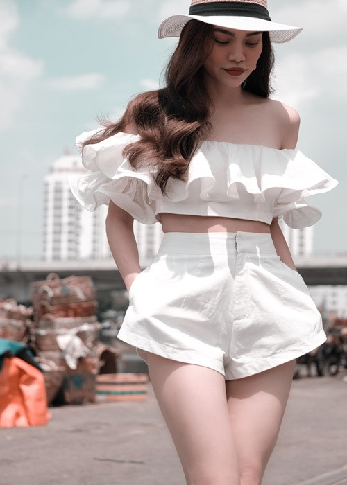 Mặc đẹp, thời thượng, cô xứng danh là “nữ hoàng thời trang”. Ảnh: FB Hồ Ngọc Hà