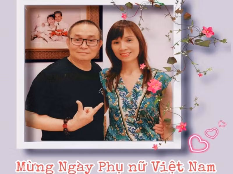 Ngày 19/10, nam nghệ sĩ đăng tải hình ảnh bên bà xã kèm chú thích: “Đi mua hoa tặng người chăm cái dạ dày của Hinh”. Ảnh: FB Xuân Hinh