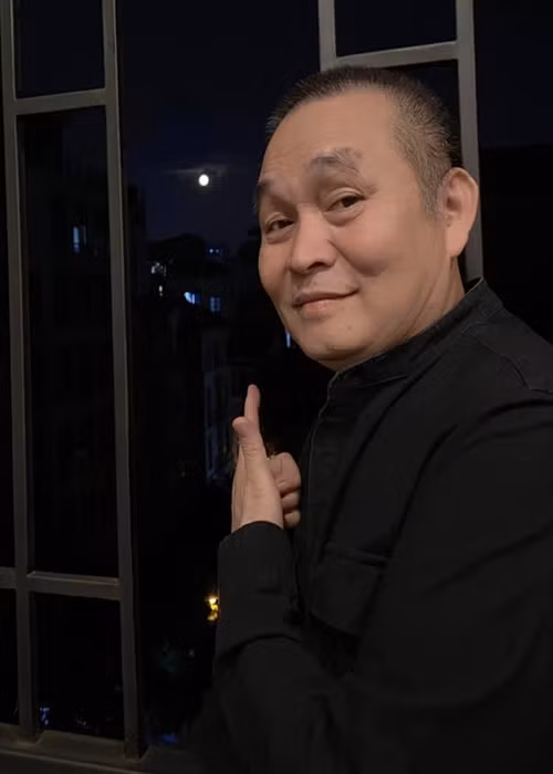 Nam nghệ sĩ chia sẻ trên Dân Việt: "Toàn là đồn tôi đột quỵ với ốm thôi. Tôi từng này tuổi rồi còn chưa phải uống thuốc thang gì mà cứ đồn ốm với chết, đau đầu quá". Ảnh: FB Xuân Hinh