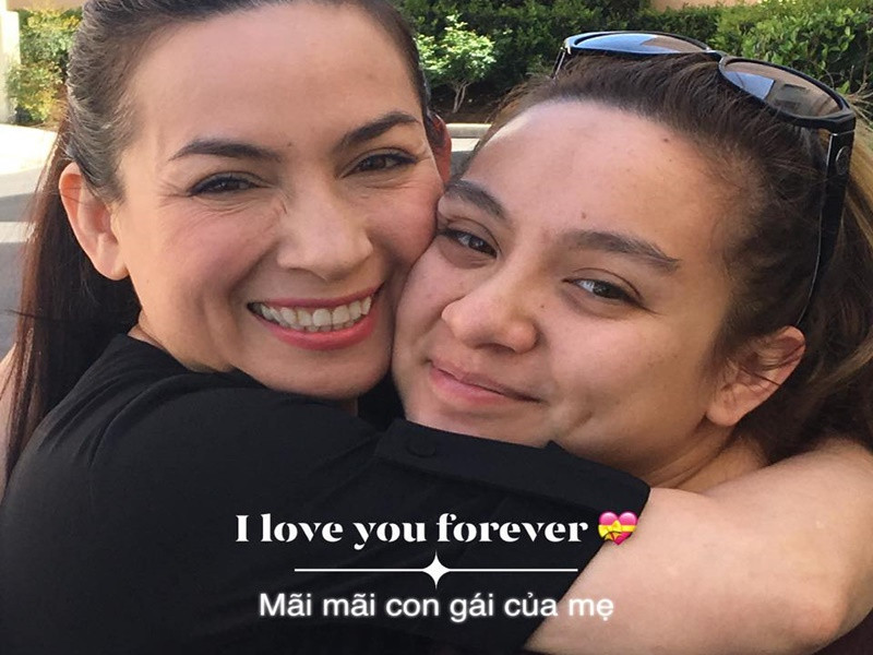 Trên trang cá nhân, Wendy Phạm - con gái Phi Nhung vừa cho biết, cô liên tục bị giả mạo tài khoản. “Những tài khoản đó đã được report nhưng chưa thấy Facebook lấy xuống. Đây là Facebook duy nhất của con và con không có fanpage nào khác”, Wendy cho hay. Để mọi người không tiếp tục nhầm lẫn, Wendy đổi ảnh đại diện sang ảnh chụp cùng mẹ thay vì ảnh hoa sen trắng nền đen. Ảnh: FB Wendy