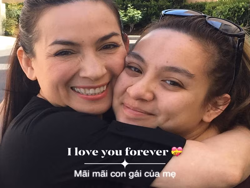 Trên trang cá nhân, Wendy Phạm - con gái Phi Nhung vừa cho biết, cô liên tục bị giả mạo tài khoản. “Những tài khoản đó đã được report nhưng chưa thấy Facebook lấy xuống. Đây là Facebook duy nhất của con và con không có fanpage nào khác”, Wendy cho hay. Để mọi người không tiếp tục nhầm lẫn, Wendy đổi ảnh đại diện sang ảnh chụp cùng mẹ thay vì ảnh hoa sen trắng nền đen. Ảnh: FB Wendy