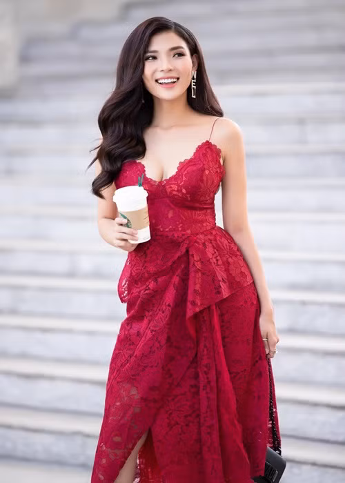 Thúy Diễm bắt đầu thực hiện các kế hoạch đóng phim đã hoãn trước đó. Nữ diễn viên khẳng định, cô sẽ tuân thủ các quy định phòng chống dịch của Chính phủ. Ảnh: FBNV