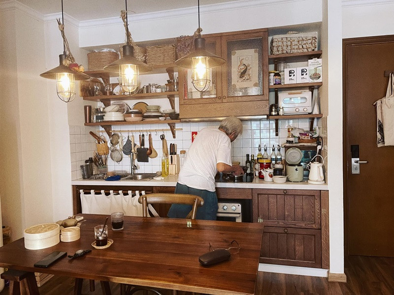 Jun Phạm vui mừng gặp lại người thân khi TP.HCM trở về “trạng thái bình thường mới”. “Sau 3 tháng nghỉ hè cuối cùng cũng gặp được phụ huynh”, nam ca sĩ viết trên trang cá nhân. Ảnh: FBNV