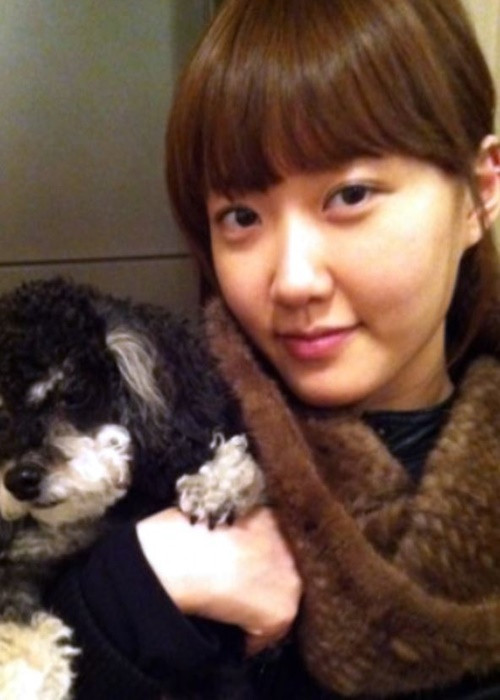 Choi Young Ah chưa lên tiếng về tin đồn là bạn gái của Kim Seon Ho nhưng đã khóa tài khoản Twitter và chuyển trang cá nhân Instagram về chế độ riêng tư. Ảnh: Naver