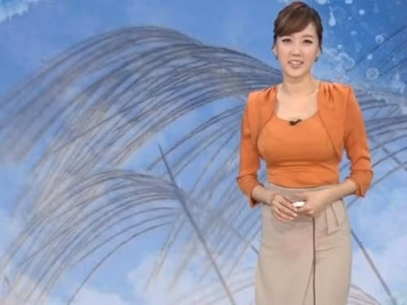 Choi Young Ah khoe vóc dáng thon gọn khi còn làm MC. Ảnh: Đất Việt