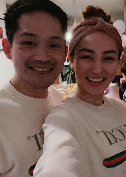 Ngân Khánh và ông xã giữ liên lạc bằng cách Facetime mỗi ngày hoặc Thiếu Quân sang Singapore thăm vợ. Ảnh: FB Ngân Khánh