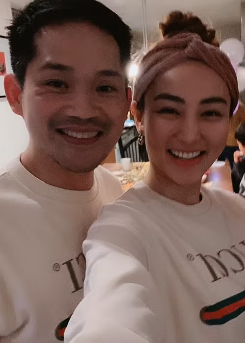 Ngân Khánh và ông xã giữ liên lạc bằng cách Facetime mỗi ngày hoặc Thiếu Quân sang Singapore thăm vợ. Ảnh: FB Ngân Khánh