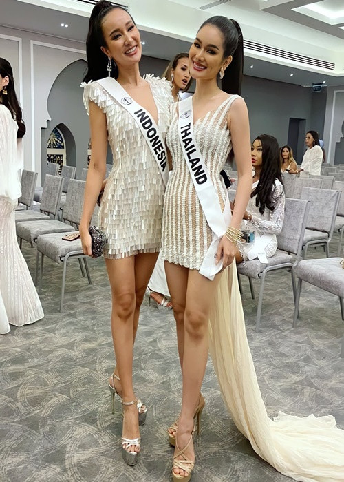 Các thí sinh diện trang phục trắng dự buổi tiệc. Ảnh: Missosology