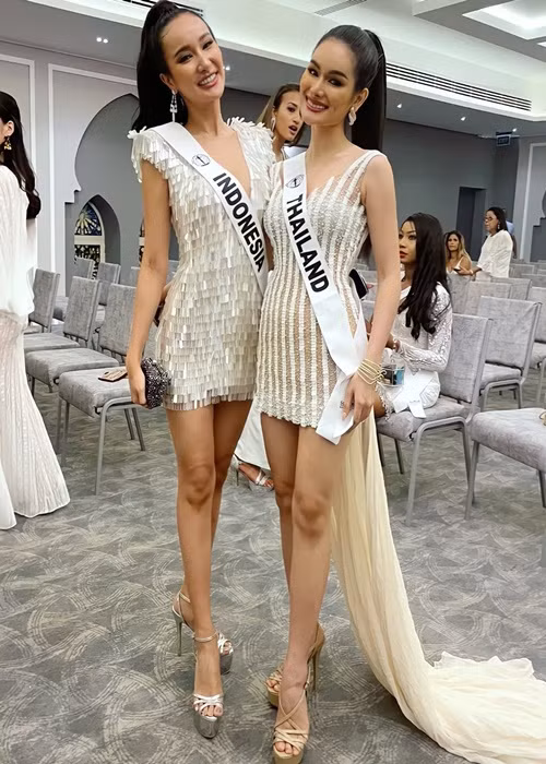 Các thí sinh diện trang phục trắng dự buổi tiệc. Ảnh: Missosology