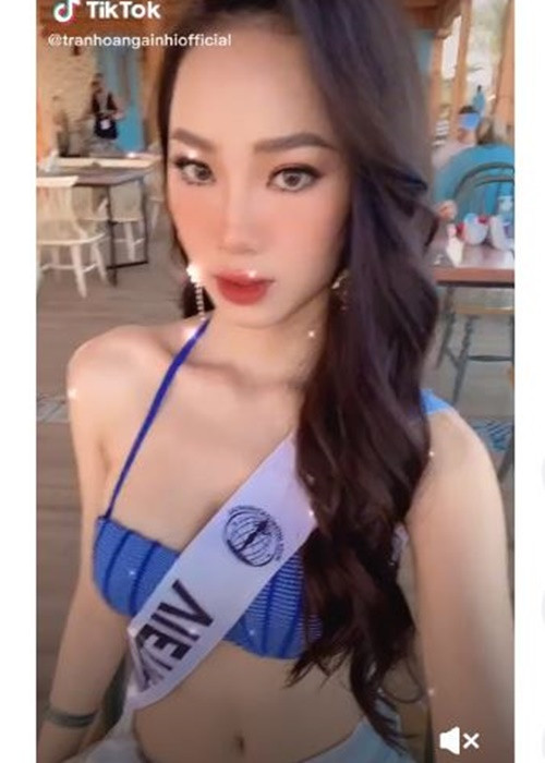 Ái Nhi bị hải quan giữ 15 bộ trang phục do nghi buôn lậu quần áo. Vì vậy, cô phải mua bikini ở chợ Ai Cập. Ảnh chụp màn hình