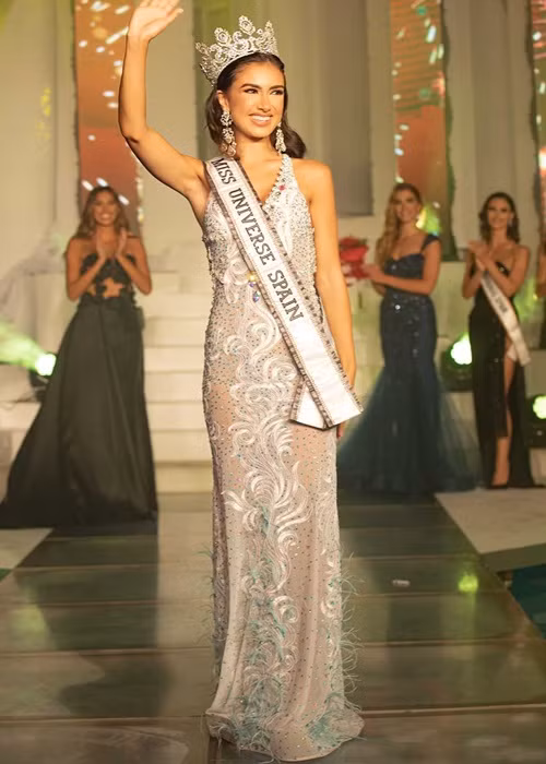 Sarah Loinaz đánh bại 12 thí sinh khác trong chung kết Hoa hậu Hoàn vũ Tây Ban Nha 2021 để giành vương miện. Cô sẽ tham gia Hoa hậu Hoàn vũ Thế giới năm nay. Ảnh: Missosology