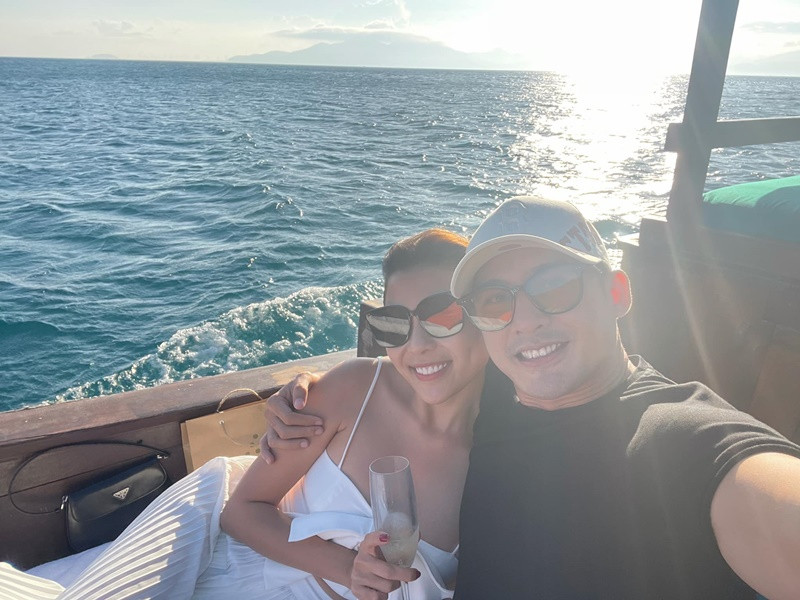 Thúy Diễm cho biết, Lương Thế Thành dễ tính nên cô không có điều gì phải phàn nàn. Do theo phong cách gợi cảm từ khi chưa lấy chồng nên hiện tại, làm gì Thúy Diễm cũng phải hỏi qua chồng một tiếng trước.