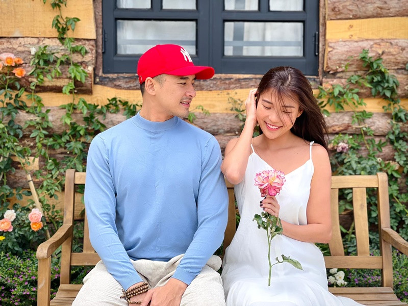 Lương Thế Thành chia sẻ trên Người lao động, điều khiến anh “mê mệt” Thúy Diễm là cô luôn mang đến sự lạc quan cho người xung quanh và có lòng trắc ẩn với cộng đồng, thường xuyên xắn tay tham gia các hoạt động thiện nguyện.