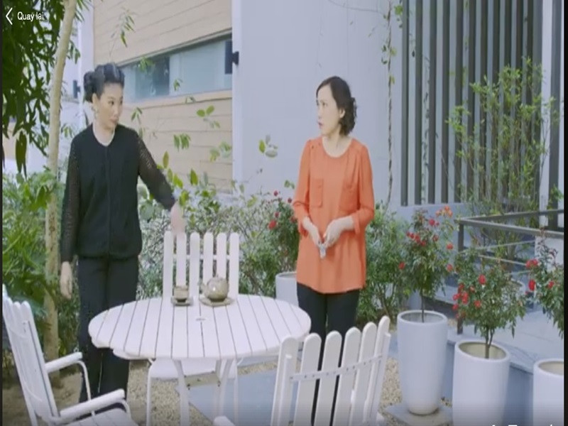 Theo Tiền Phong, Anh Thơ mê kịch từ khi học lớp 2. Tuy nhiên, gia đình của Anh Thơ lại luôn mong ước cô sẽ theo ngành y giống như mẹ. Khi học hết cấp 3, Anh Thơ đăng ký thi vào Đại học Y đồng thời bí mật thi vào trường Sân khấu Điện ảnh và Cao đẳng Văn hóa Nghệ thuật Quân đội. Sau đó, cô đỗ cả 3 trường nhưng giấu giấy báo đỗ vào trường y. Ảnh: Người đưa tin