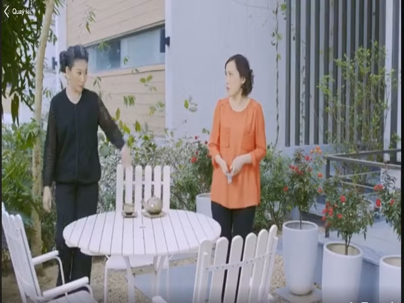 Theo Tiền Phong, Anh Thơ mê kịch từ khi học lớp 2. Tuy nhiên, gia đình của Anh Thơ lại luôn mong ước cô sẽ theo ngành y giống như mẹ. Khi học hết cấp 3, Anh Thơ đăng ký thi vào Đại học Y đồng thời bí mật thi vào trường Sân khấu Điện ảnh và Cao đẳng Văn hóa Nghệ thuật Quân đội. Sau đó, cô đỗ cả 3 trường nhưng giấu giấy báo đỗ vào trường y. Ảnh: Người đưa tin