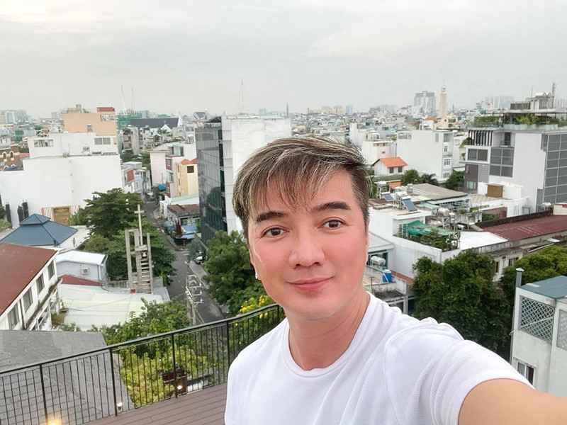 Sau bị gạ gẫm, Đàm Vĩnh Hưng bức xúc viết: “Trời ơi là trời! Con gái bây giờ mạnh mẽ dã man, biết đầu tư quá nha. Chắc tôi ngu. Giờ này mà còn làm Tấm Cám với anh à. Xin mời tiểu thơ hãy đi nơi khác mà mua mà bán. Vì ở đây tôi không có gì để bán cho tiểu thơ cả”. Ảnh: FB Đàm Vĩnh Hưng