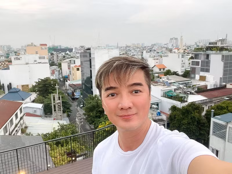 Sau bị gạ gẫm, Đàm Vĩnh Hưng bức xúc viết: “Trời ơi là trời! Con gái bây giờ mạnh mẽ dã man, biết đầu tư quá nha. Chắc tôi ngu. Giờ này mà còn làm Tấm Cám với anh à. Xin mời tiểu thơ hãy đi nơi khác mà mua mà bán. Vì ở đây tôi không có gì để bán cho tiểu thơ cả”. Ảnh: FB Đàm Vĩnh Hưng