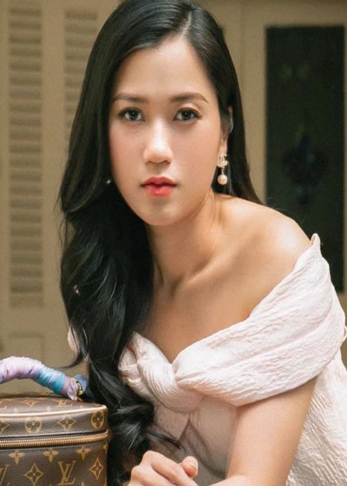 Một fan cuồng Lâm Vỹ Dạ từng đặt mua rất nhiều đồ trên mạng, cho ship tới tận nhà Lâm Vỹ Dạ, nhưng lại bắt Lâm Vỹ Dạ trả tiền. Trước hành động của fan cuồng, Lâm Vỹ Dạ bức xúc lên tiếng: "Tôi không biết mục đích của bạn là gì nhưng bạn chọc điên tôi rồi đấy nhé! Bạn còn tiếp tục thì đừng trách tôi vì đây không phải là lần đầu. Đừng nghĩ là tôi không tìm ra được bạn nhé”. Ảnh: FB Lâm Vỹ Dạ