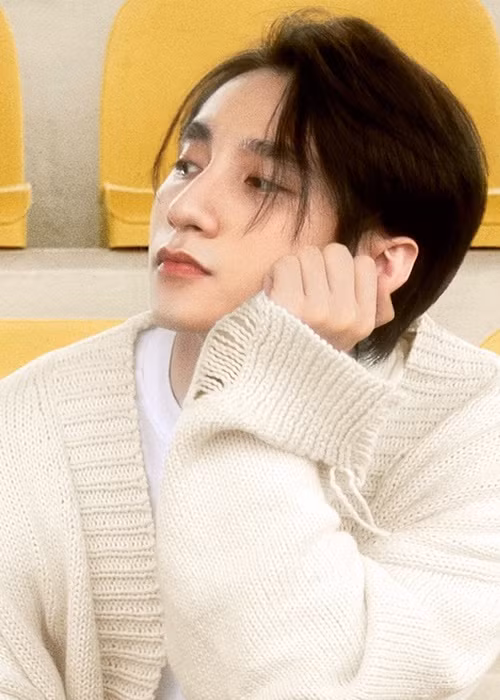 Sơn Tùng M-TP từng phát hoảng khi một fan nữ đòi chết nếu không được xem anh biểu diễn. Nam ca sĩ kể, cô gái này khi bị mẹ cấm không cho đi xem đêm nhạc vì vướng lịch học thêm, đã đưa dao cho mẹ và nói: "Nếu mẹ cấm con đi xem anh Tùng hát thì mẹ giết con luôn đi". Ảnh: FB Sơn Tùng M-TP