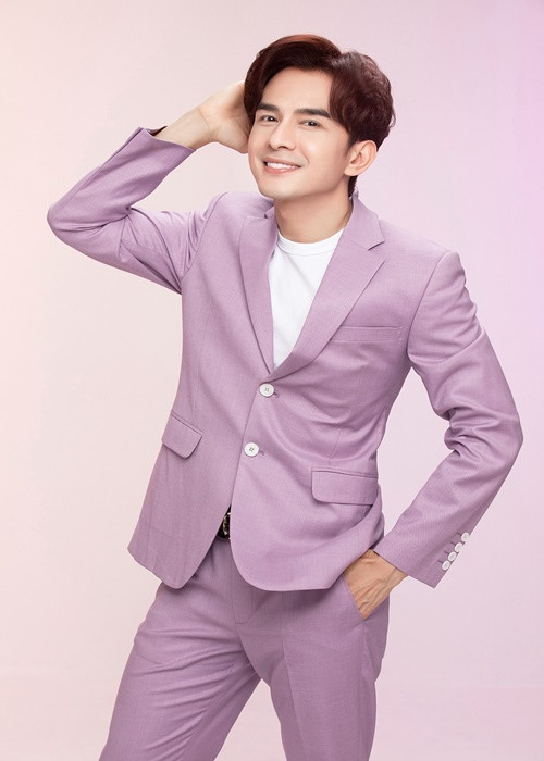 Đan Trường cũng rơi vào tình huống khó xử khi có đến 30 fan cuồng trốn nhà, kéo vali chạy tới xin ở trong nhà anh. Theo lời Đan Trường, thậm chí có người ép anh cưới bằng được vì tin lời thầy bói. “Họ còn liều mạng tới mức chạy ra chặn đầu xe, không cho tôi đi diễn. Tôi phải năn nỉ, gọi điện về nhà cho bố mẹ họ đến”, Đan Trường kể lại. Ảnh: FB Đan Trường