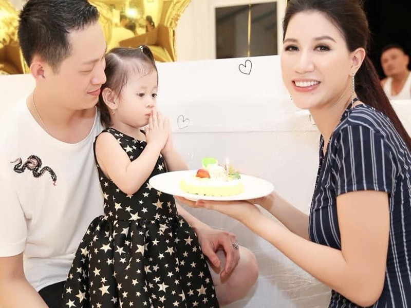 Năm 2020, nhân dịp con gái tròn 5 tuổi, vợ chồng nữ người mẫu tậu một lô đất với diện tích 146,5m2 ở quận Tân Phú, TPHCM làm quà cho con. Ảnh: FB ông xã Trang Trần