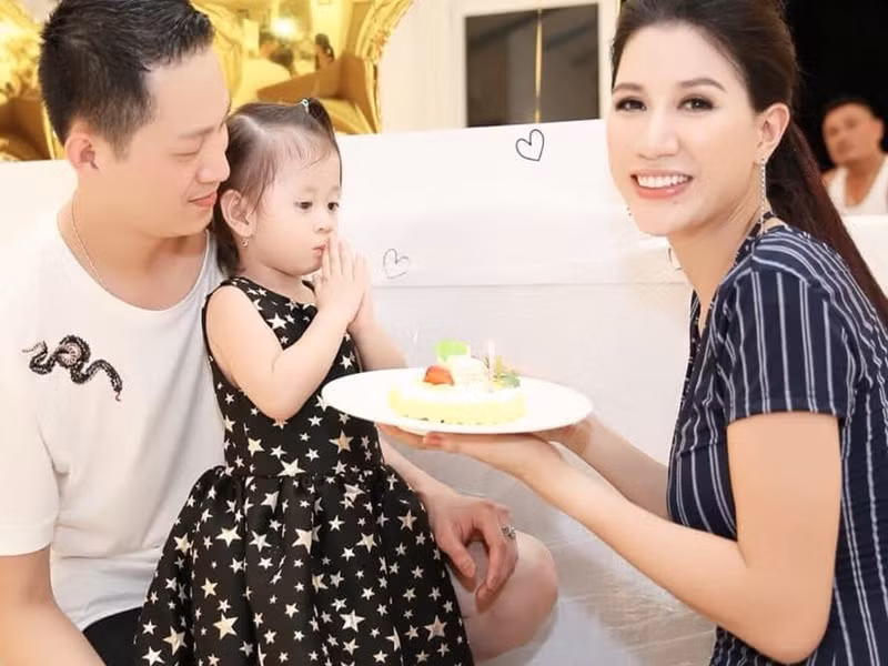 Năm 2020, nhân dịp con gái tròn 5 tuổi, vợ chồng nữ người mẫu tậu một lô đất với diện tích 146,5m2 ở quận Tân Phú, TPHCM làm quà cho con. Ảnh: FB ông xã Trang Trần