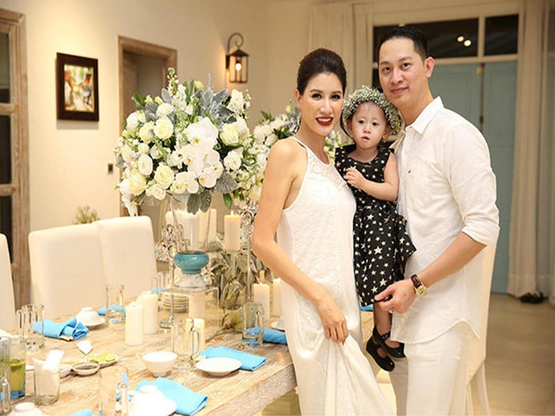 Mới đây, Trang Trần tiết lộ, vợ chồng cô dự định mua đất tặng con gái Kiến Lửa nhân kịp sinh nhật sắp tới. "Sắp sinh nhật con gái rượu chồng bảo: "Tậu miếng đất nhỏ cho con gái nhé". Mình hỏi tiền đâu? 20/10 anh đưa chung luôn đó. Quận mấy giờ rẻ các mẹ?", Trang Trần chia sẻ. Ảnh: Khám phá