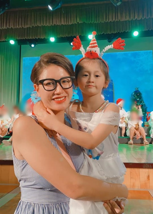 Con gái của Trang Trần có cuộc sống chuẩn rich kid. Theo cựu người mẫu, bé Kiến Lửa học trường với mức học phí lên đến 500 triệu/1 năm. Ảnh: FB Trang Trần