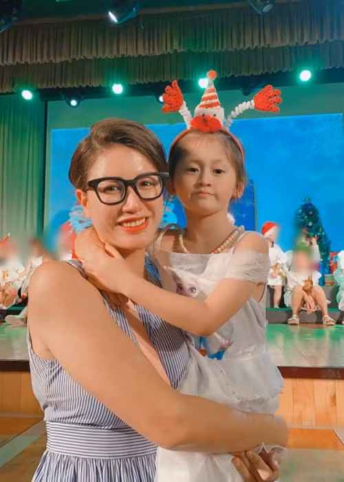 Con gái của Trang Trần có cuộc sống chuẩn rich kid. Theo cựu người mẫu, bé Kiến Lửa học trường với mức học phí lên đến 500 triệu/1 năm. Ảnh: FB Trang Trần