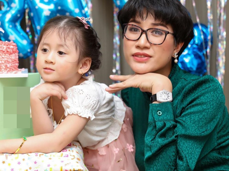 Vợ chồng Trang Trần cố gắng làm việc để con gái có cuộc sống đầy đủ. Ảnh: FB Trang Trần