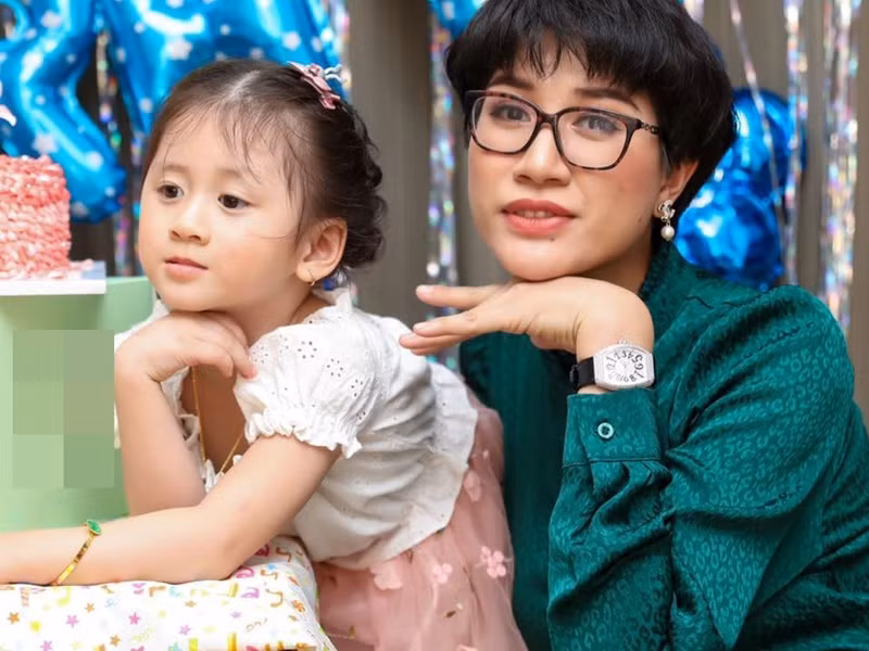 Vợ chồng Trang Trần cố gắng làm việc để con gái có cuộc sống đầy đủ. Ảnh: FB Trang Trần