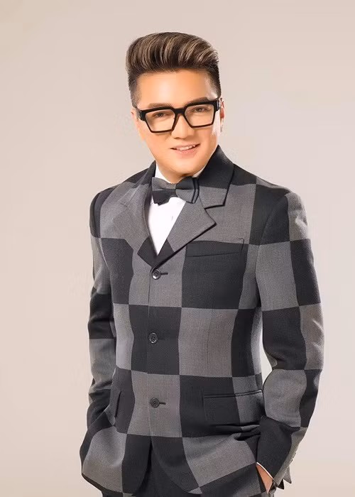 Số đông khán giả ném đá Đàm Vĩnh Hưng vì cho rằng chia sẻ của anh mang tính kích động bạo lực. Sau đó, giữa tâm bão dư luận, Đàm Vĩnh Hưng đứng lên nhận sai, xin lỗi khán giả đồng thời tuyên bố sẵn sàng chịu trách nhiệm trước pháp luật. Ảnh: FB Đàm Vĩnh Hưng