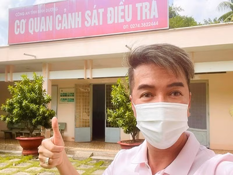 Không chỉ lời qua tiếng lại, Đàm Vĩnh Hưng và bà Hằng gửi đơn tố cáo lẫn nhau. Phía Mr Đàm gửi đơn tố cáo bà Phương Hằng về hành vi vu khống, xúc phạm, đưa hoặc sử dụng trái phép thông tin mạng máy tính, mạng viễn thông. Còn nữ đại gia gửi đơn tố cáo Đàm Vĩnh Hưng có dấu hiệu chiếm dụng tiền từ thiện. Ảnh: FB Đàm Vĩnh Hưng