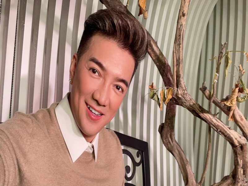 Năm 2020, Đàm Vĩnh Hưng chia sẻ trên fanpage thông tin sai sự thật rằng 2 bệnh nhân đến từ Vũ Hán (Trung Quốc) được điều trị tại bệnh viện Chợ Rẫy đã chết. Tuy nhiên, thực tế, 1 trong 2 bệnh nhân đã khỏi bệnh và sức khỏe người còn lại đã có tiến triển tốt hơn. Sau khi bị phản ứng, Mr Đàm vội chỉnh sửa thông tin. Vì đưa tin sai, nam ca sĩ bị phạt 10 triệu. Hiện tại, Đàm Vĩnh Hưng chưa lên tiếng về việc chấm thi hoa hậu gây tranh cãi. Ảnh: FB Đàm Vĩnh Hưng